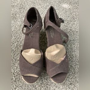 NWOB TOMS Linen Platform Espadrille Sandal Wedges Ash Brown Size 5.5
